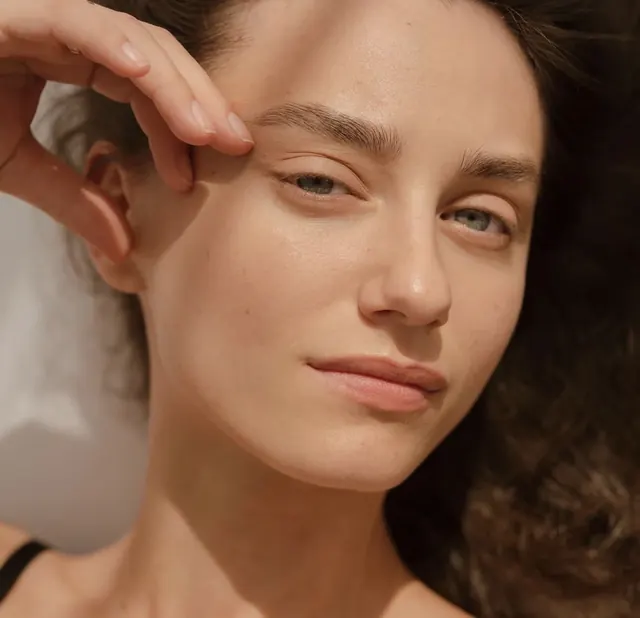Visage au naturel, peau nette et lisse